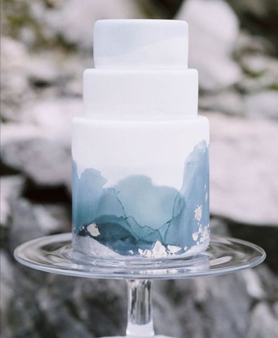 Minimalist blue wedsing cake