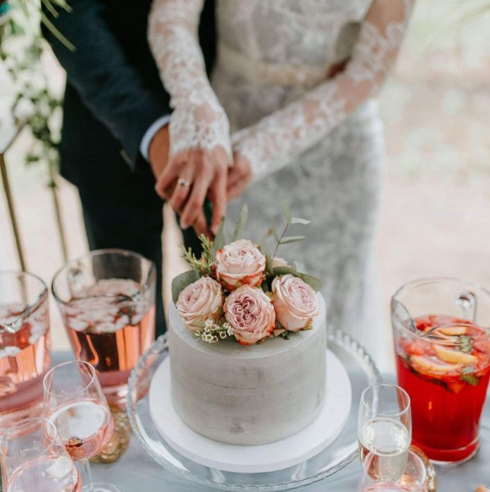 Grey single tier wedding cake